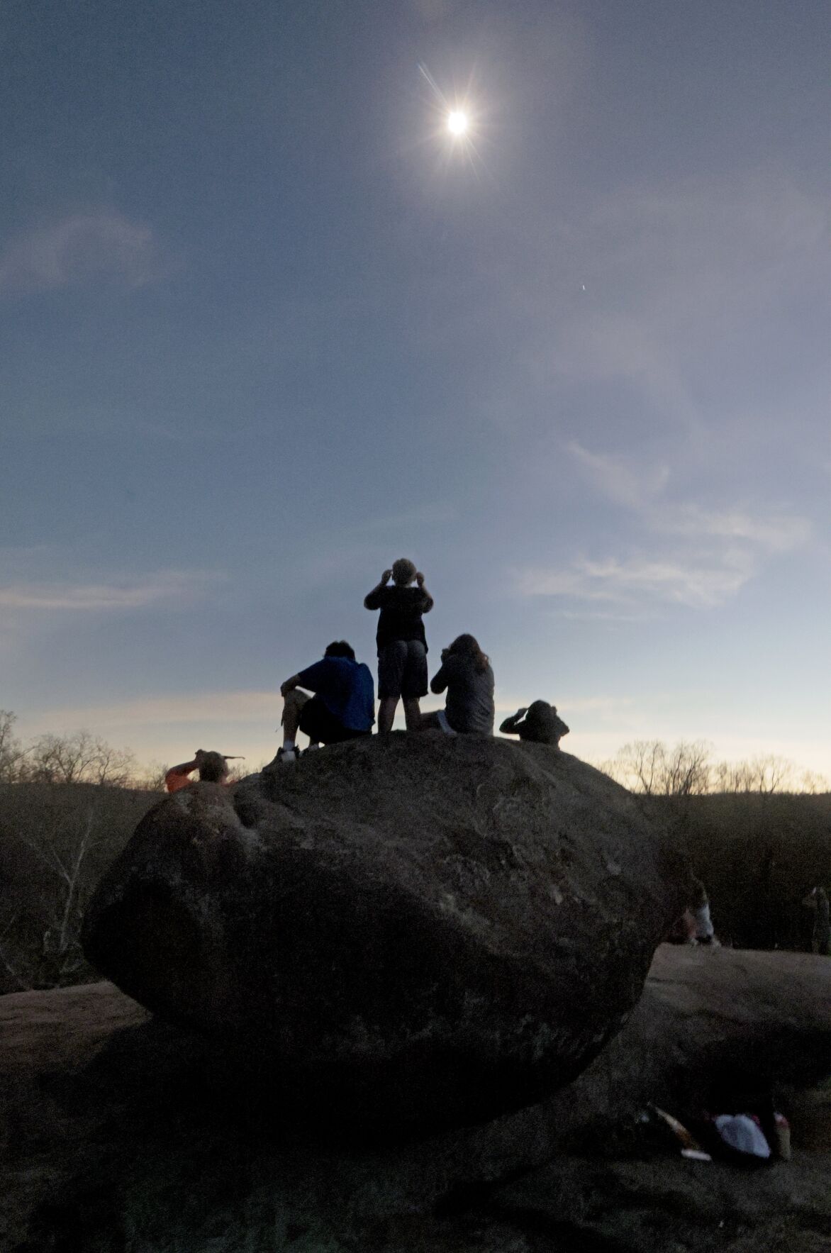Crowds at Elephant Rocks enjoy 2.18 minutes of totality